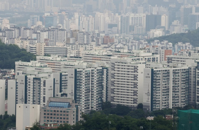 국토연구원의 조사에 따르면 부산의 부동산시장 소비심리지수가 100 아래로 떨어졌다. 사진은 서울 남산에서 바라본 아파트의 모습. 연합뉴스