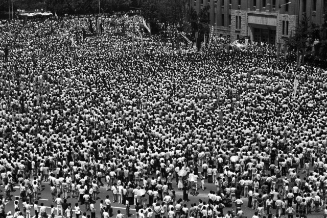 1987년 7월 9일 이한열 열사 장례식 도중 서울시청 앞에서 노제를 치르는 광경이다. 이날 문익환 목사는 민주화운동 과정에서 쓰러진 열사들의 이름을 불러냈다. 돌베개 제공