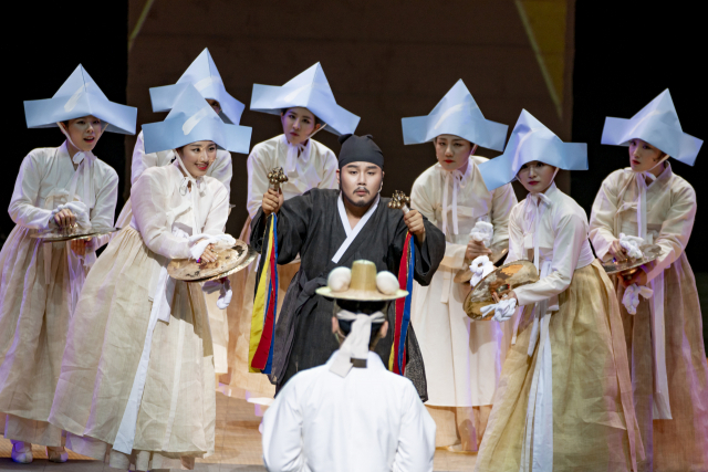 53명의 출연진이 함께하는 국립창극단의 대형 공연 '귀토'가 부산을 찾는다. 부산문화회관 제공