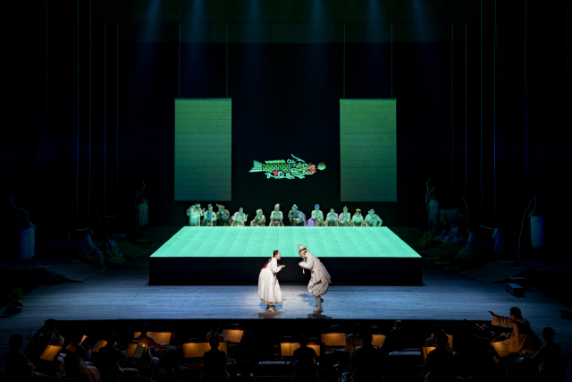 53명의 출연진이 함께하는 국립창극단의 '귀토' 공연 장면. 부산문화회관 제공