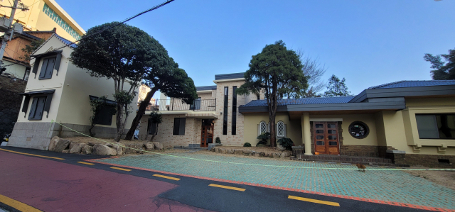 부산광역시중구문화원이 된 옛 다테이시 주택의 전경. 오른쪽 1층 건물은 1930년대 건립 당시의 모습이 그대로 남아있고, 중간의 2층 건물은 1958년에 신축한 것이다. 사진 왼쪽이 현재 복병산작은미술관으로 활용하는 일본식 창고이다. 오금아 기자