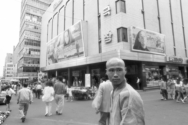 문진우 '1991년 부산극장 앞'. 문진우 제공