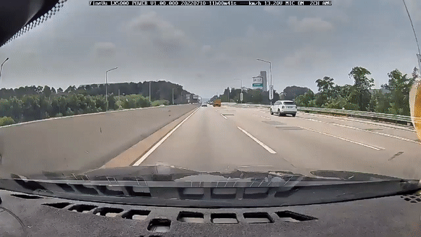 고속도로를 달리던 차량으로 판스프링이 날아드는 모습. 사진은 보배드림