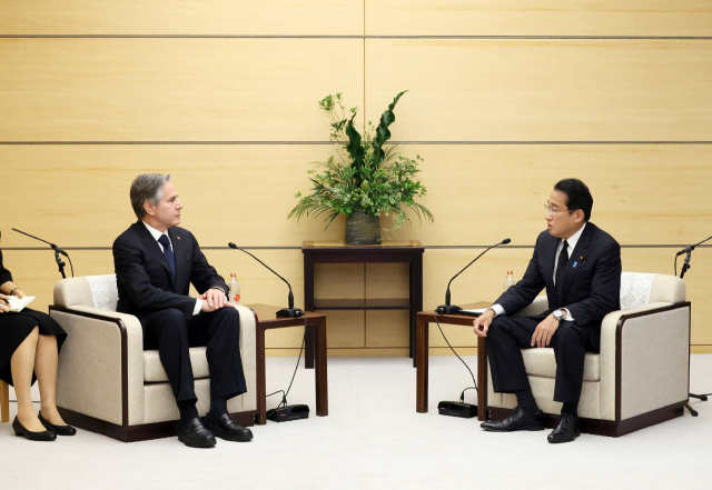 11일 일본을 방문한 토니 블링컨(왼쪽) 미국 국무장관이 도쿄 총리관저에서 기시다 후미오 일본 총리와 만나고 있다. AFP연합뉴스