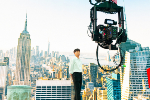 CJ ENM이 선보인 버추얼 프로덕션 스튜디오 안 초대형 LED 화면을 배경으로 배우가 연기하고 있다. CJ ENM 제공