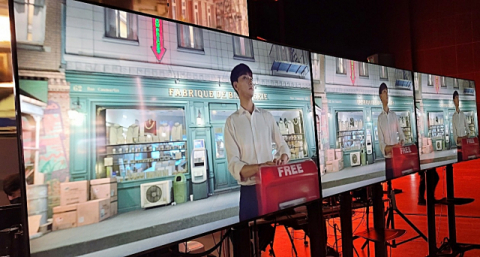 CJ ENM이 선보인 버추얼 프로덕션 스튜디오 안 초대형 LED 화면을 배경으로 배우가 연기하고 있다. 남유정 기자