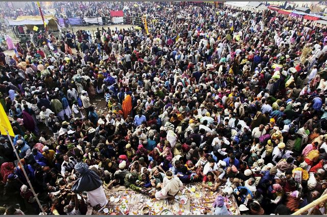 인도 힌두교 축제 인파들. 부산일보DB