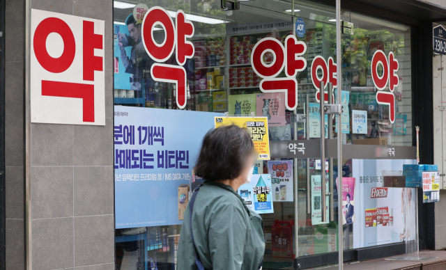 코로나19 재유행으로 감기약 수요가 늘고 있는 17일 오후 서울 시내의 한 약국 모습. 연합뉴스