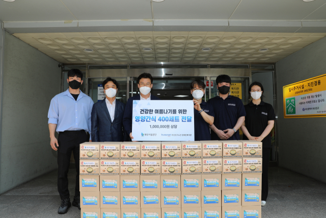 부산시설공단(이사장 이해성)은 14일 부산진구노인장애인복지관에서 지역 취약계층을 위해 여름나기 영양간식 400상자를 전달했다.