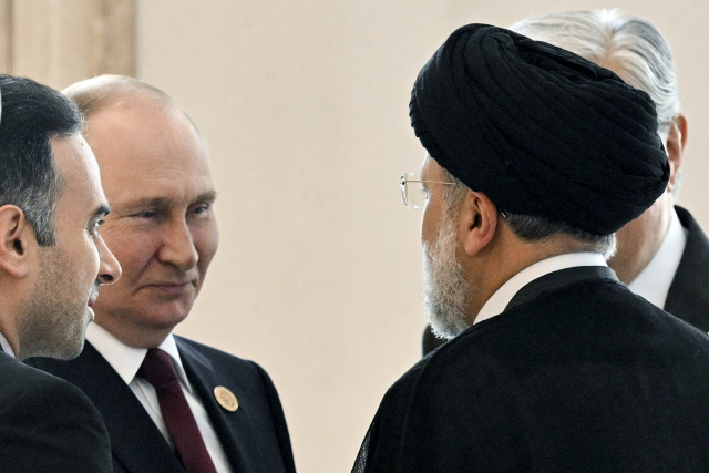 지난달 29일 카스피해 연안국 정상회의에서 블라디미르 푸틴 러시아 대통령과 세예드 에브라힘 라이시 이란 대통령이 이야기를 나누고 있다. AP연합뉴스