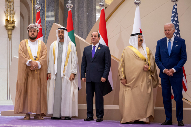 16일 사우디아라비아 제다에서 열린 안보개발 정상회의에서 중동 국가의 지도자들과 단체 사진을 찍는 조 바이든(맨 오른쪽) 미국 대통령. AFP연합뉴스
