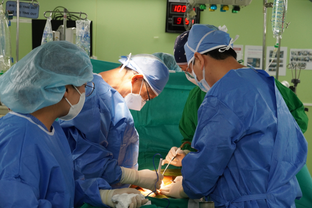 신장이식은 수술도 잘해야 하지만 수술 후 관리를 얼마나 집중적으로 하느냐에 따라 생존율에서 큰 차이가 난다. 백승언(왼쪽에서 두 번째) 원장과 현동우(맨 오른쪽) 진료과장이 신장이식 수술을 하고 있다. 봉생병원 제공