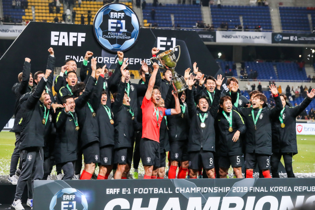 2022 동아시아축구연맹(EAFF) E-1 챔피언십(동아시안컵) 19일부터 일본에서 개최된다. 지난 2019년 대회에서 우승한 한국 남자 대표팀 시상식 장면. 부산일보DB