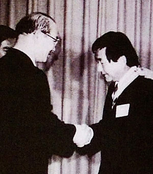 사진은 1984년 5월 11일 박인근 전 형제복지원 원장이 전두환 전 대통령으로부터 국민훈장을 받은 뒤 악수하고 있는 모습. 부산일보DB