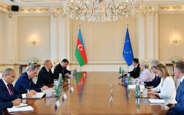 유럽연합 집행위원회와 아제르바이잔 정부 관계자들이 18일(현지시간) 아제르바이잔 수도 바쿠에서 회담하고 있다. AFP연합뉴스