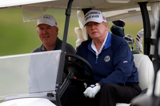 미국 버지니아주 스털링에 있는 본인 소유의 트럼프 내셔널 골프클럽에서 카트를 몰고 있는 도널드 트럼프 전 미국 대통령. 로이터연합뉴스