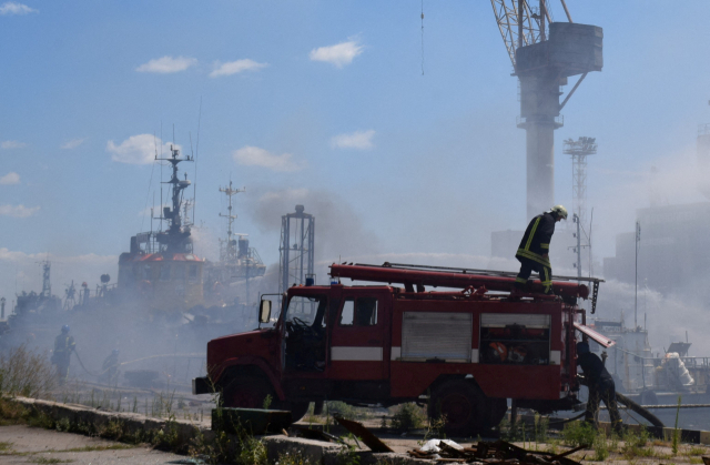 23일(현지시간) 러시아제 칼리브르 순항 미사일 2발이 떨어진 우크라이나 오데사 항구가 연기로 뒤덮여 있다. 로이터연합뉴스