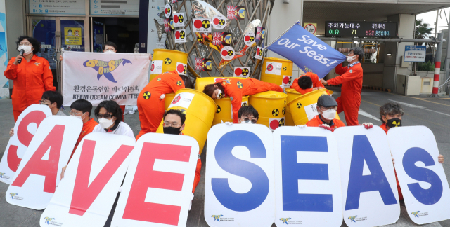 환경운동연합 바다위원회와 부산환경운동연합 활동가들이 부산 중구 자갈치시장 앞에서 일본 후쿠시마 원전 오염수 해양방류 결정 철회를 촉구하는 퍼포먼스를 펼치고 있다. 강선배 기자 ksun@