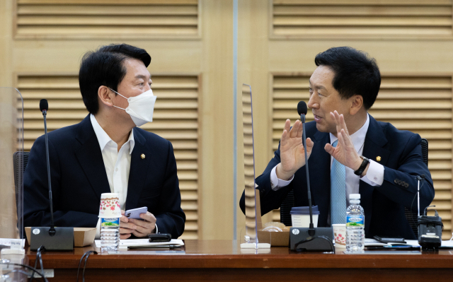 국민의힘 김기현(오른쪽) 의원과 안철수 의원이 지난 13일 국회 의원회관에서 열린'혁신 24 새로운 미래' 모임에 참석해 대화하고 있다. 국회사진기자단
