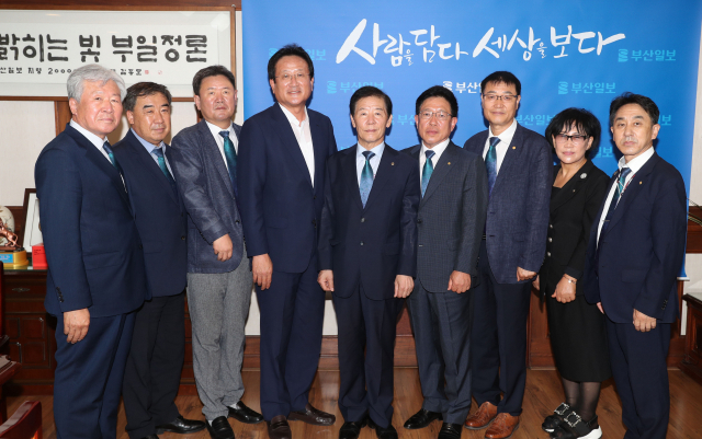 국제로터리클럽 3661(부산)지구 신임 이성배 총재(왼쪽 다섯 번째)와 집행부는 26일 부산일보사(대표 김진수)를 방문했다.
