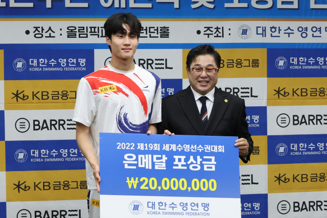 세계선수권대회 남자 자유형 200ｍ 은메달 획득으로 포상금을 받는 황선우(왼쪽). 연합뉴스