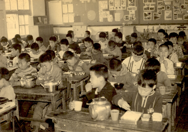 양산교육청이 지역 학교로부터 발굴해 이관 받은 1960년대 물금초등 혼분식 지도 사진. 양산교육청 제공