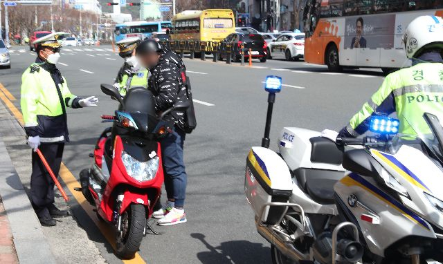 사진은 부산 해운대구 장산역 인근에서 경찰과 해운대 구청 관계자들이 오토바이 위법 운행 단속을 하고 있는 모습. 부산일보DB