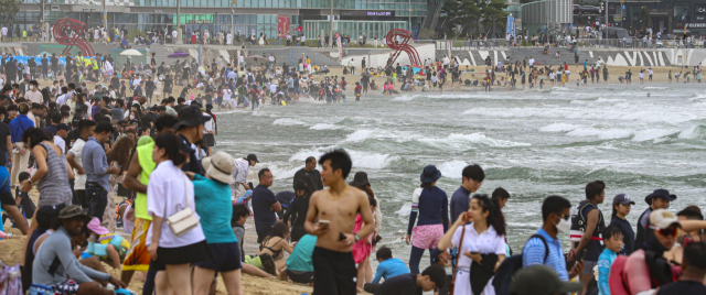 지난달 31일 부산 해운대해수욕장이 휴일을 즐기려는 많은 피서객으로 붐비고 있다. 김종진 기자 kjj1761@