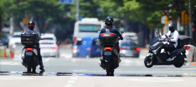 5년간 교통사고 사망자 수는 32% 감소했지만 오토바이 사망자 비중은 증가하고 있다. 부산 해운대구 벡스코 앞 도로를 달리는 배달 오토바이. 부산일보DB