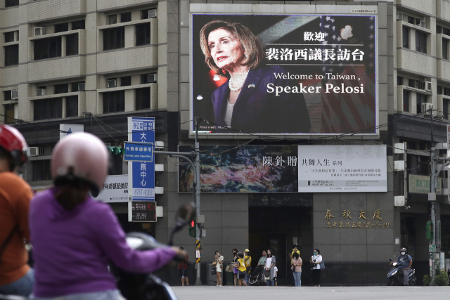 3일 대만 타이베이 한 건물 벽면에 낸시 펠로시 미국 하원의장을 환영하는 광고판이 걸려 있다. AP연합뉴스연합뉴스