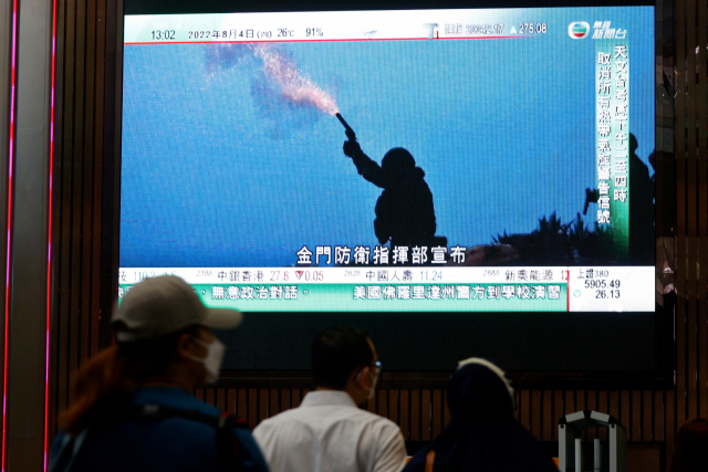 4일 중국군의 ‘대만 봉쇄’ 훈련 모습이 홍콩의 한 대형 TV화면에 나오고 있다. 로이터연합뉴스