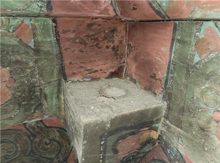 통도사 대광명전에서 발견된 조선시대 채기(물감 그릇)가 놓였던 후불벽 고주 기둥 상부의 주두 모습. 통도사 제공