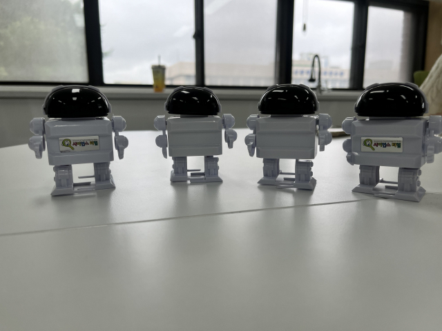 센텀중 1학년 학생들이 최근 탄소중립교실에 참여해 만든 우주인 모양의 태양광 로봇.