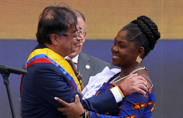 7일 취임한 구스타보 페트로(왼쪽) 콜롬비아 대통령과 프란시아 마르케스 부통령. 로이터연합뉴스