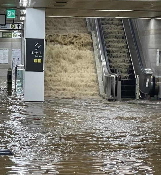 중부지방에 80년 만에 기록적인 폭우가 내리면서 서울 곳곳이 물에 잠기고 지반침하, 정전 등 사고가 잇따랐다. 사진은 서울 지하철 7호선 이수역에서 빗물이 쏟아져 들어오는 모습. 연합뉴스