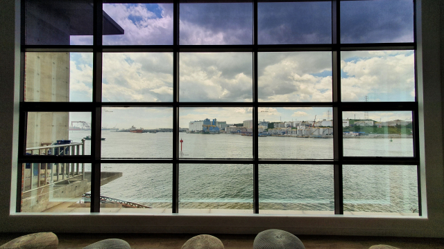 울산 앞바다를 바라볼 수 있는 장생포고래박물관 3층의 전망대.