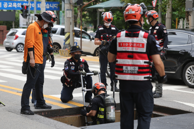 10일 서울 강남역 인근에서 119 특수구조대원 등이 폭우로 휩쓸린 실종자들을 찾는 작업을 하고 있다. 연합뉴스
