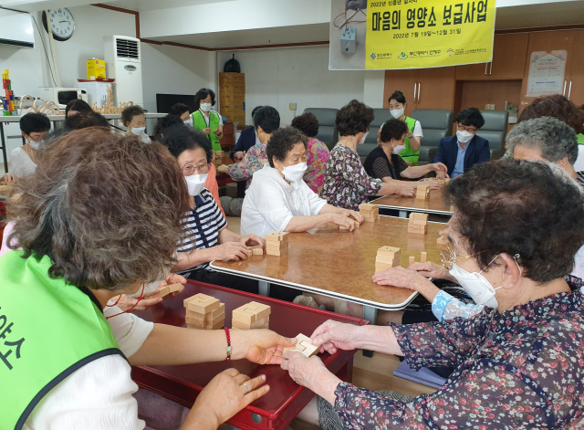 ‘마음의 영양소 사업단’이 9일 부산 연제구 양지경로당에서 교구수업을 진행하고 있다.
