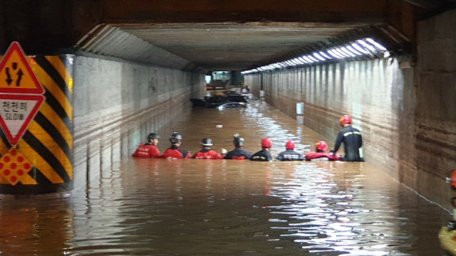 2020년 7월 폭우로 인해 3명의 희생자가 나온 부산 동구 초량 제1지하차도에서 소방대원들이 수색 작업을 벌이는 모습. 부산경찰청 제공