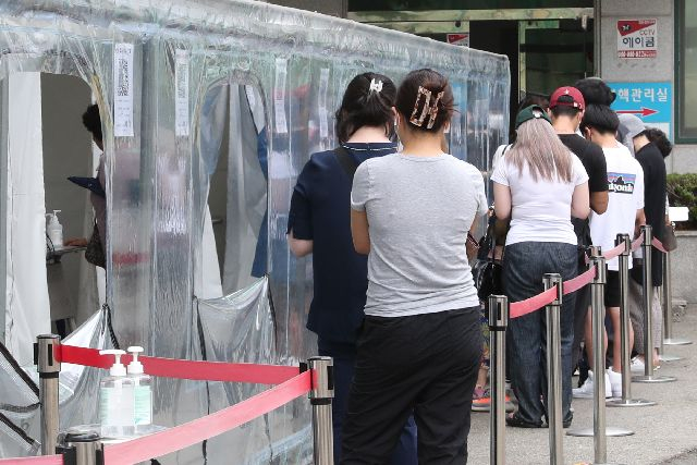 8일 부산진구보건소 임시선별검사소를 찾은 시민들이 코로나19 검사를 받기 위해 줄을 서 있다. 정대현 기자 jhyun@