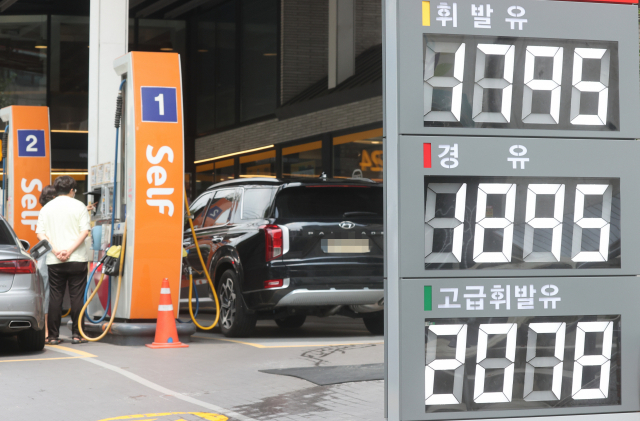 최근 6주 연속 하락세를 나타내는 전국 휘발유 가격이 약 5개월 만에 리터(L)당 1천700원대로 내려왔다. 사진은 14일 서울 시내 주유소 모습. 연합뉴스