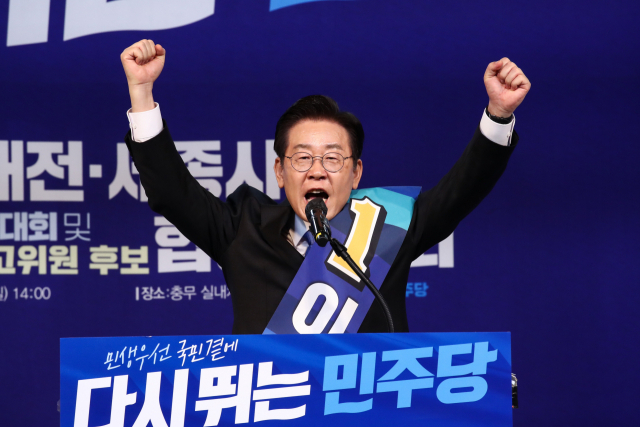 더불어민주당 이재명 당대표 후보가 14일 대전 충무체육관에서 열린 ‘당대표·최고위원 후보 대전·세종시당 합동연설회’에서 지지를 호소하고 있다. 김종호 기자 kimjh@