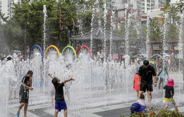 15일 오후 부산의 한 공원 바닥분수에서 시민들이 물놀이를 하며 휴일을 보내고 있다. 김종진 기자 kjj1761@