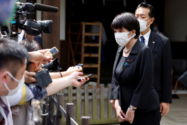 15일 야스쿠니 신사를 참배한 다카이치 사나에 일본 경제안전보장 담당상. 로이터연합뉴스