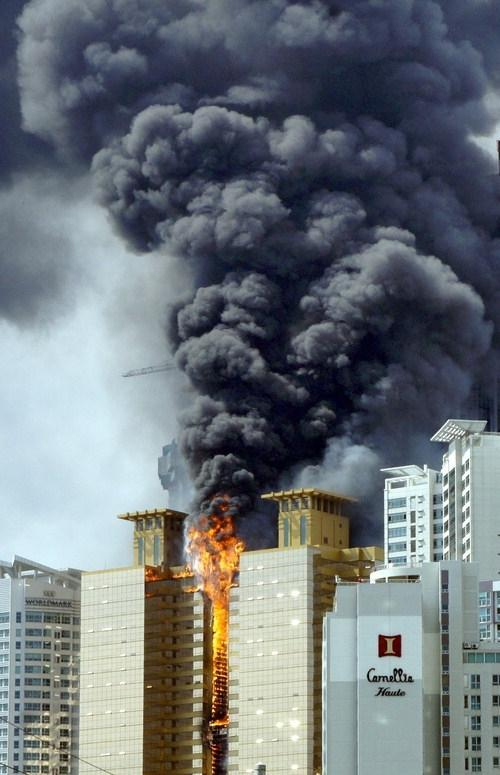 30층 이상 준초고층 건축물에 피난안전구역을 의무화하는 내용의 ‘건축법 일부개정법률안’이 국회에서 발의됐다. 2010년 10월 발생한 부산 해운대구 마린시티 내 우신골든스위트 화재 당시 모습. 부산일보DB