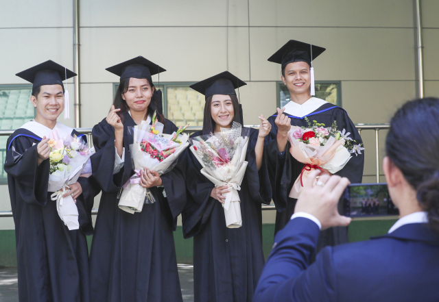 2021학년도 고신대 후기 학위수여식이 18일 부산 영도캠퍼스에서 열려 외국인 졸업생들이 기념사진을 찍고 있다.