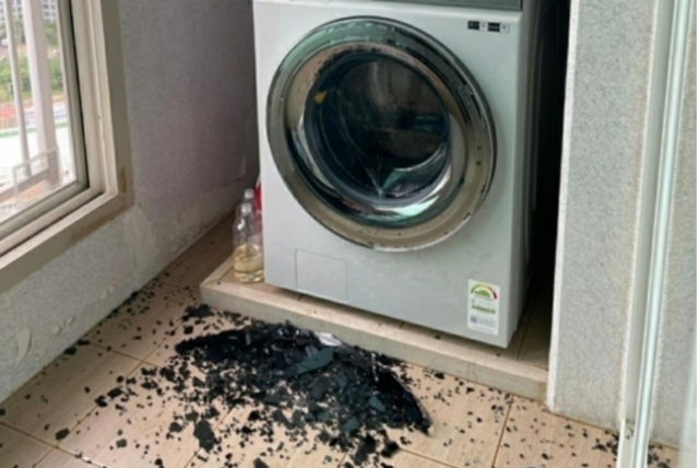 삼성전자가 최근 자사의 드럼세탁기 ‘폭발사고’와 관련해 해당모델을 리콜하기로 했다. 사진은 폭발한 삼성 세탁기. 연합뉴스