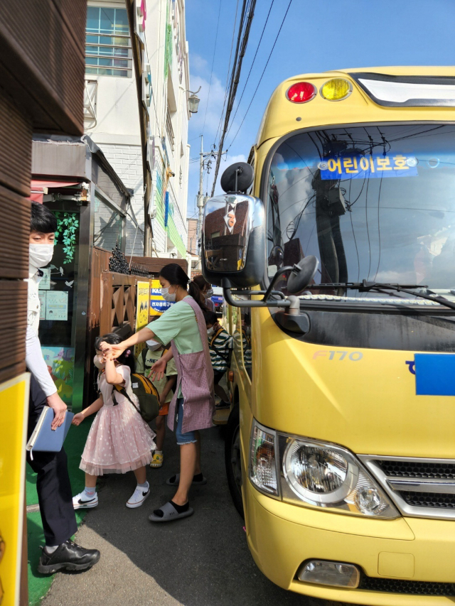 18일 오전 부산 강서구 한 유치원에서 진행된 통학버스 하차 지점 점검 현장.