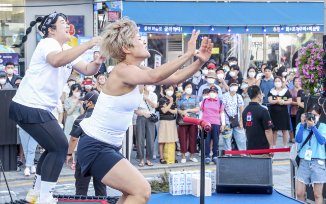 ‘제10회 부산국제코미디페스티벌’ 코미디 스트리트 행사에서 '점핑머신' 팀이 공연을 펼치고 있다.
