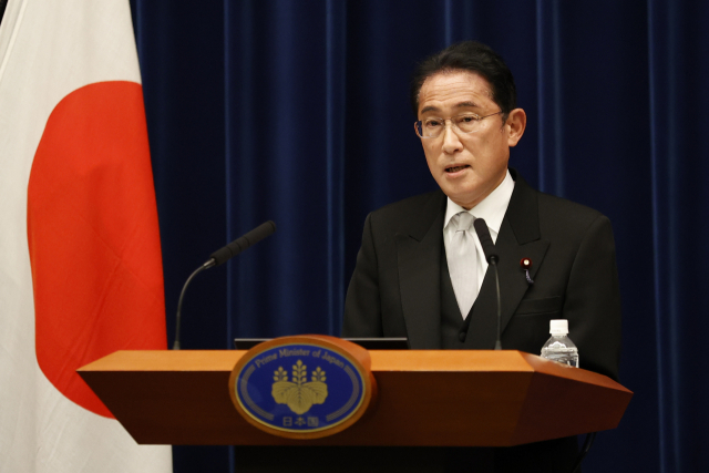 기시다 후미오 일본 총리가 10일 도쿄 총리관저에서 기자회견을 하고 있다. 연합뉴스